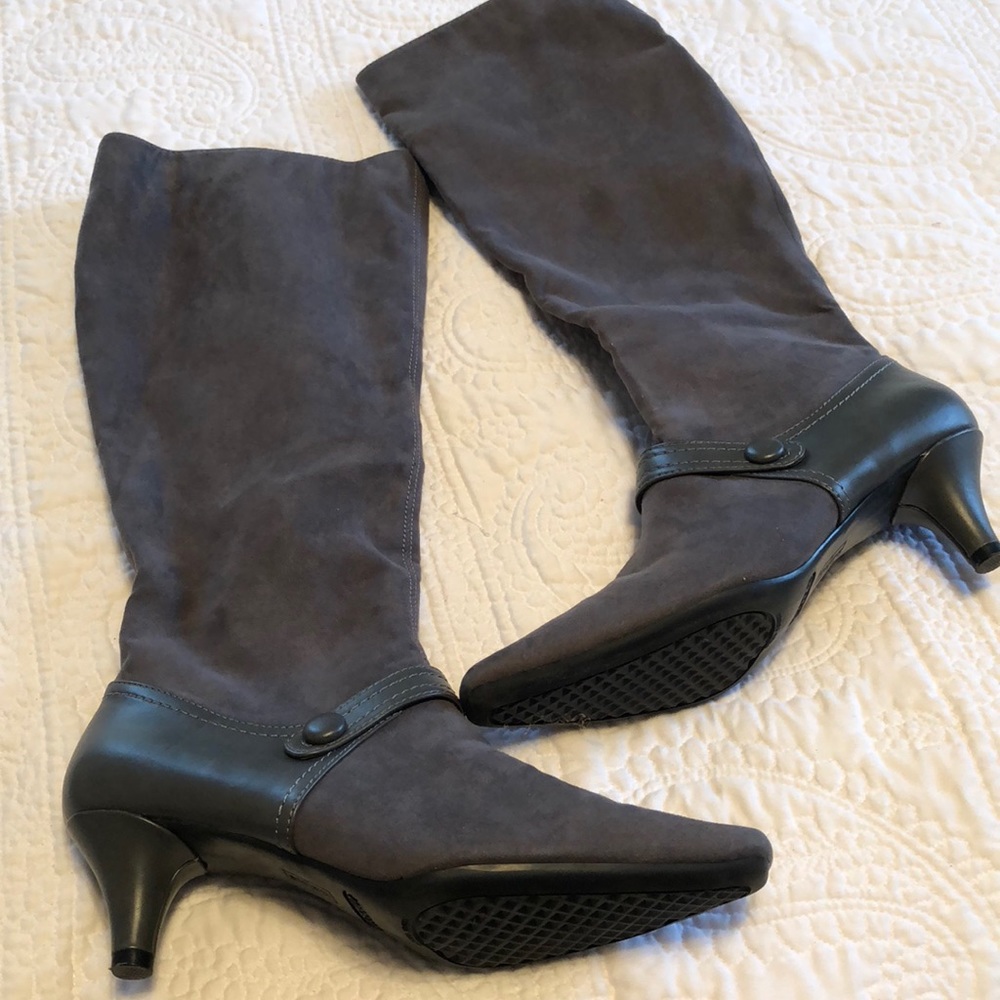NWOT Aerosoles Gray suede boots